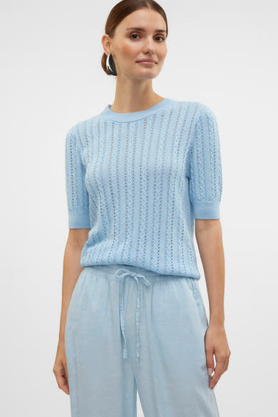 Blauwe trui met ronde hals van VERO MODA, in opengebreide stof, gedragen met een bijpassende broek.