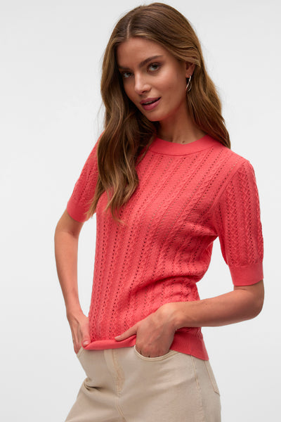 Pull corail à col rond par VERO MODA, avec motif ajouré et manches courtes.