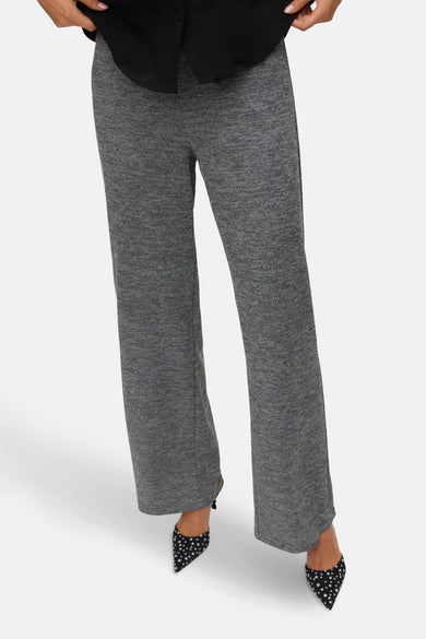Grijze gemêleerde broek van Vero Moda, rechte pasvorm, gedragen met zwart-witte gestipte pumps.