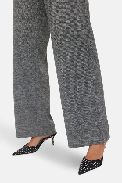 Grijze gemêleerde broek van VERO MODA, rechte pasvorm, gedragen met zwart-witte gestipte pumps.