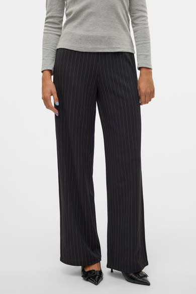 Pantalon noir à rayures by VERO MODA®, porté avec un haut gris à manches longues.