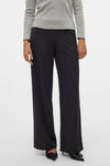 Pantalon noir à rayures by VERO MODA®, porté avec un haut gris à manches longues.