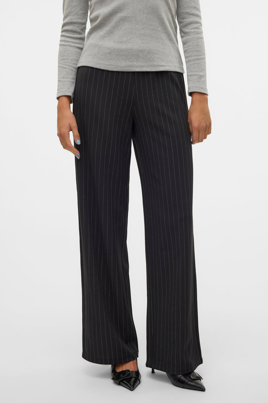 Pantalon noir à rayures by VERO MODA®, porté avec un haut gris à manches longues.