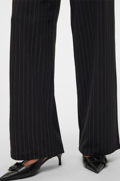 Pantalon noir à rayures by VERO MODA® avec des chaussures pointues en cuir noir.