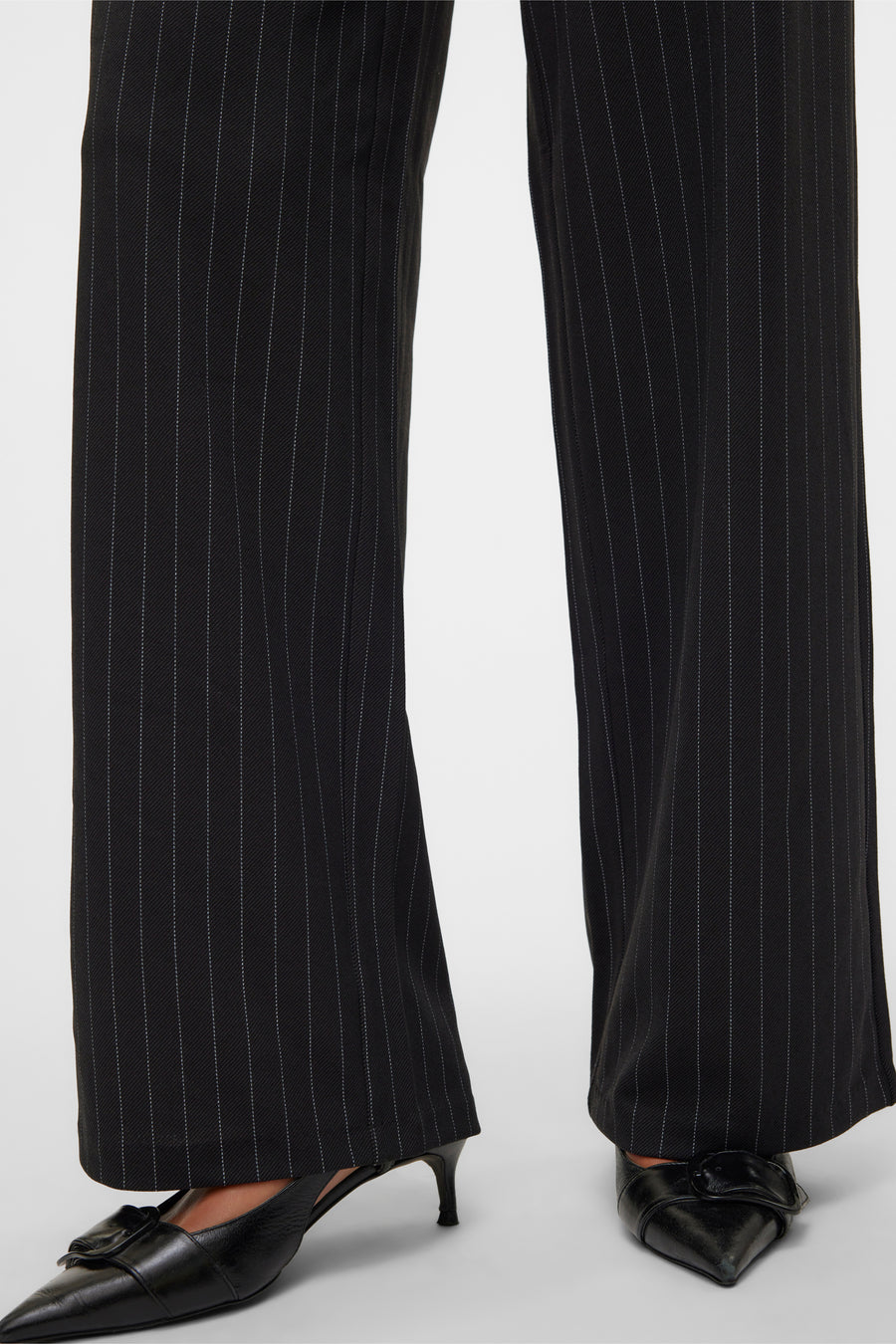 Pantalon noir à rayures by VERO MODA® avec des chaussures pointues en cuir noir.