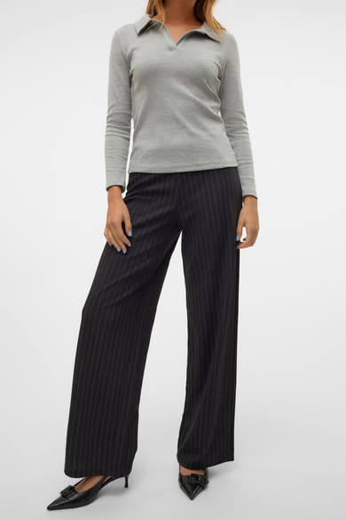 Pantalon noir à rayures by VERO MODA®, coupe ample et chaussures pointues noires.
