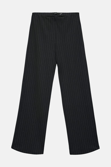 Pantalon noir à rayures by VERO MODA® avec une coupe ample et des lignes verticales fines.