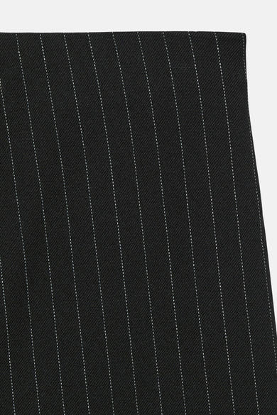 Pantalon noir à rayures verticales fines par VERO MODA®, détail du tissu texturé en gros plan.