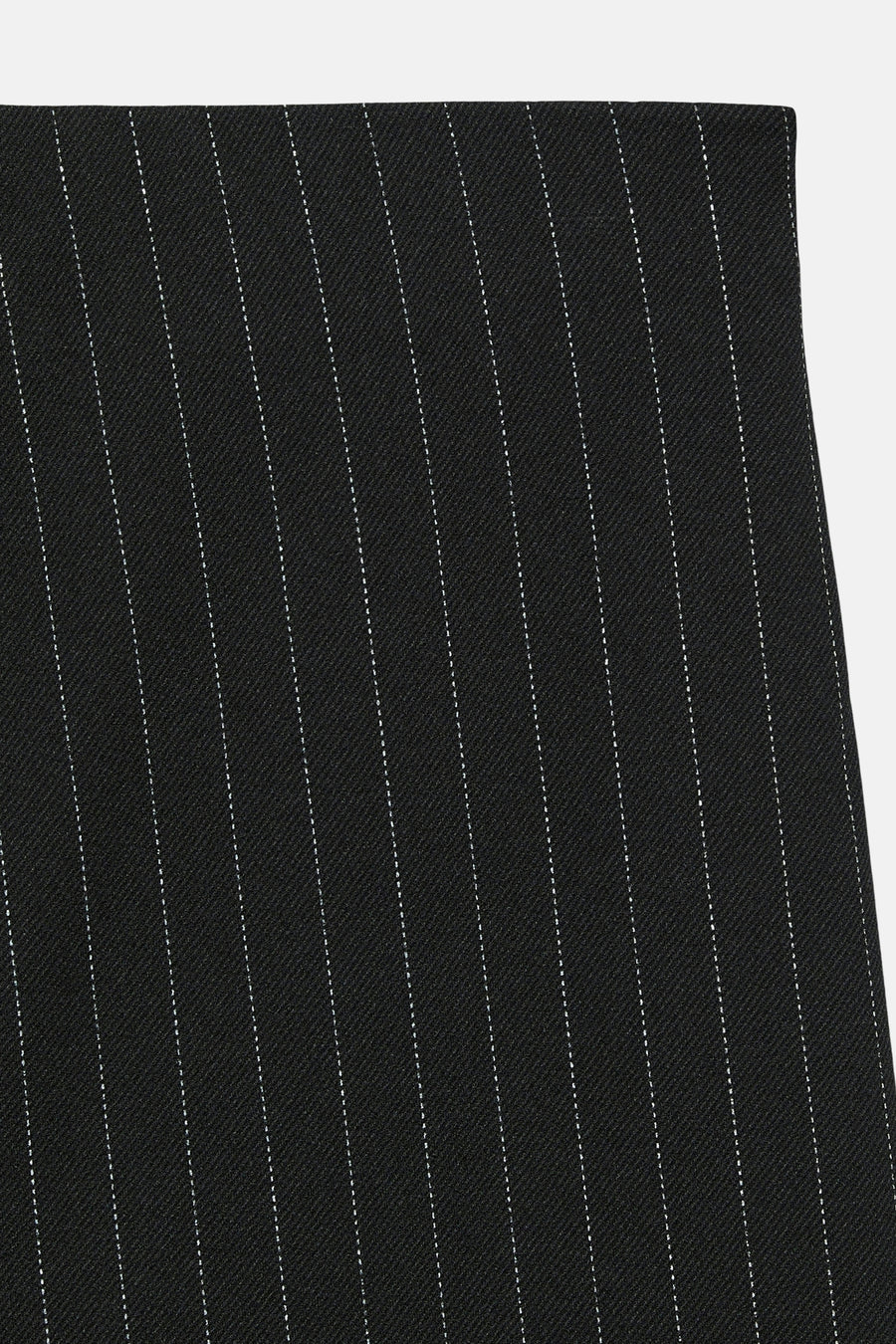 Pantalon noir à rayures verticales fines par VERO MODA®, détail du tissu texturé en gros plan.