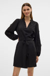 Zwarte jurk van VERO MODA, met geborduurde lange mouwen en een strikceintuur.