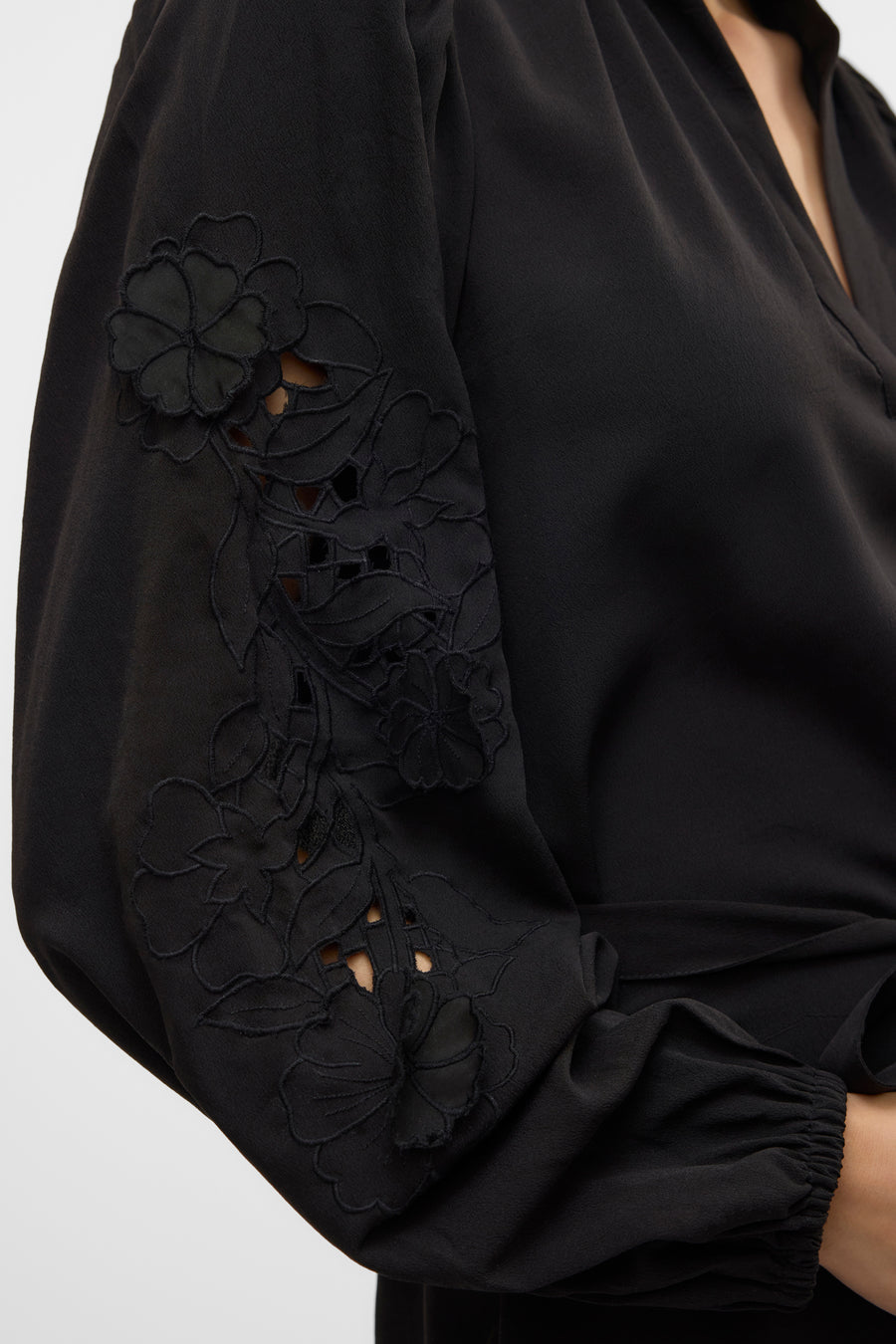 Zwarte jurk van VERO MODA met lange mouwen geborduurd met bloemenpatronen.