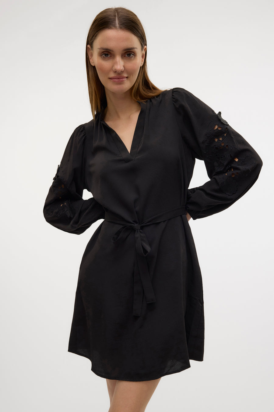 Zwarte jurk van VERO MODA, met geborduurde lange mouwen en bijpassende riem.