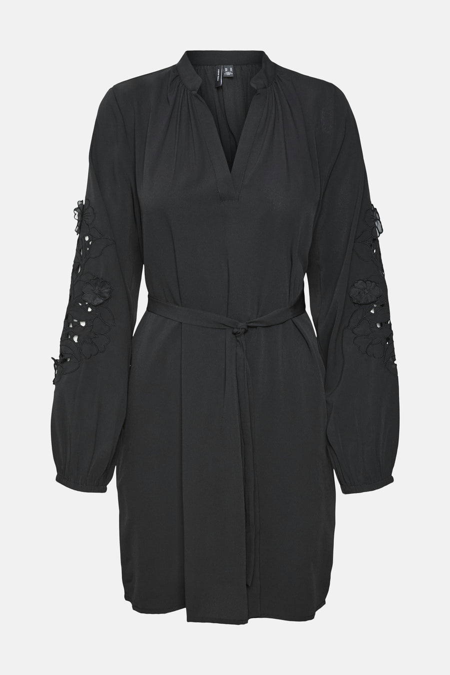 Zwarte jurk van VERO MODA met lange mouwen versierd met uitgesneden bloemen en bijpassende riem.