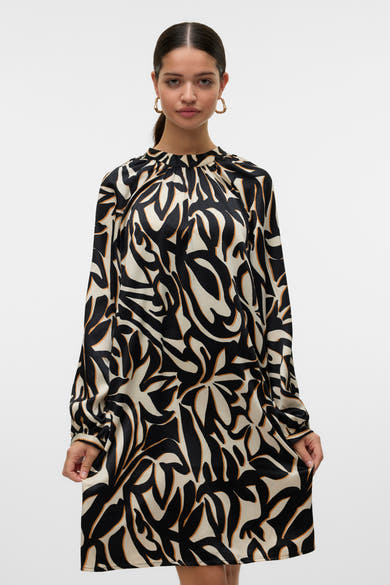 Multikleurenjurk van VERO MODA met zwart, beige en oker abstract patroon.