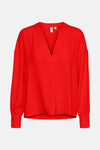 Blouse rouge à manches longues de VERO MODA, avec une texture légèrement froissée et un col en V.
