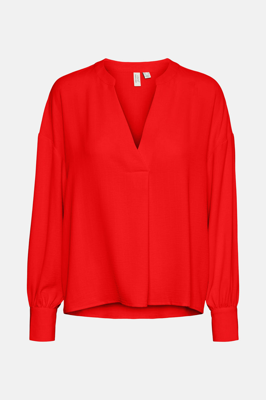 Blouse rouge à manches longues de VERO MODA, avec une texture légèrement froissée et un col en V.