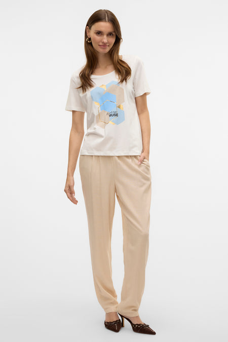 Wit T-shirt met korte mouwen van VERO MODA®, geometrische print en opschrift, gedragen met een beige broek.