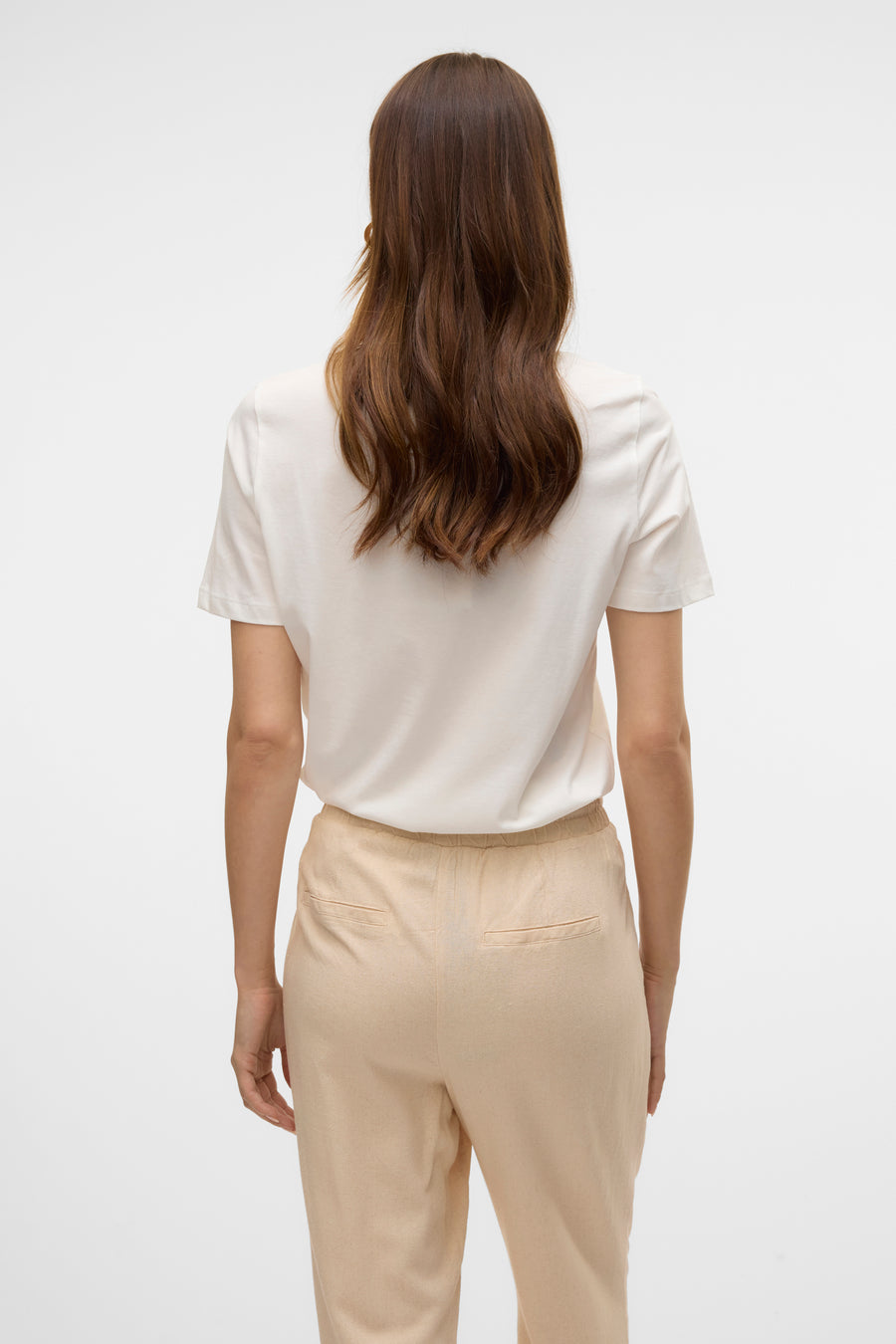 Wit T-shirt met korte mouwen van VERO MODA, gedragen met een beige broek, achtergezicht.