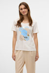 Wit T-shirt met korte mouwen van VERO MODA® met een blauw en beige geometrisch patroon op de voorkant.