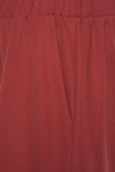 Short rouge de VERO MODA, détail de poche et texture du tissu en gros plan.