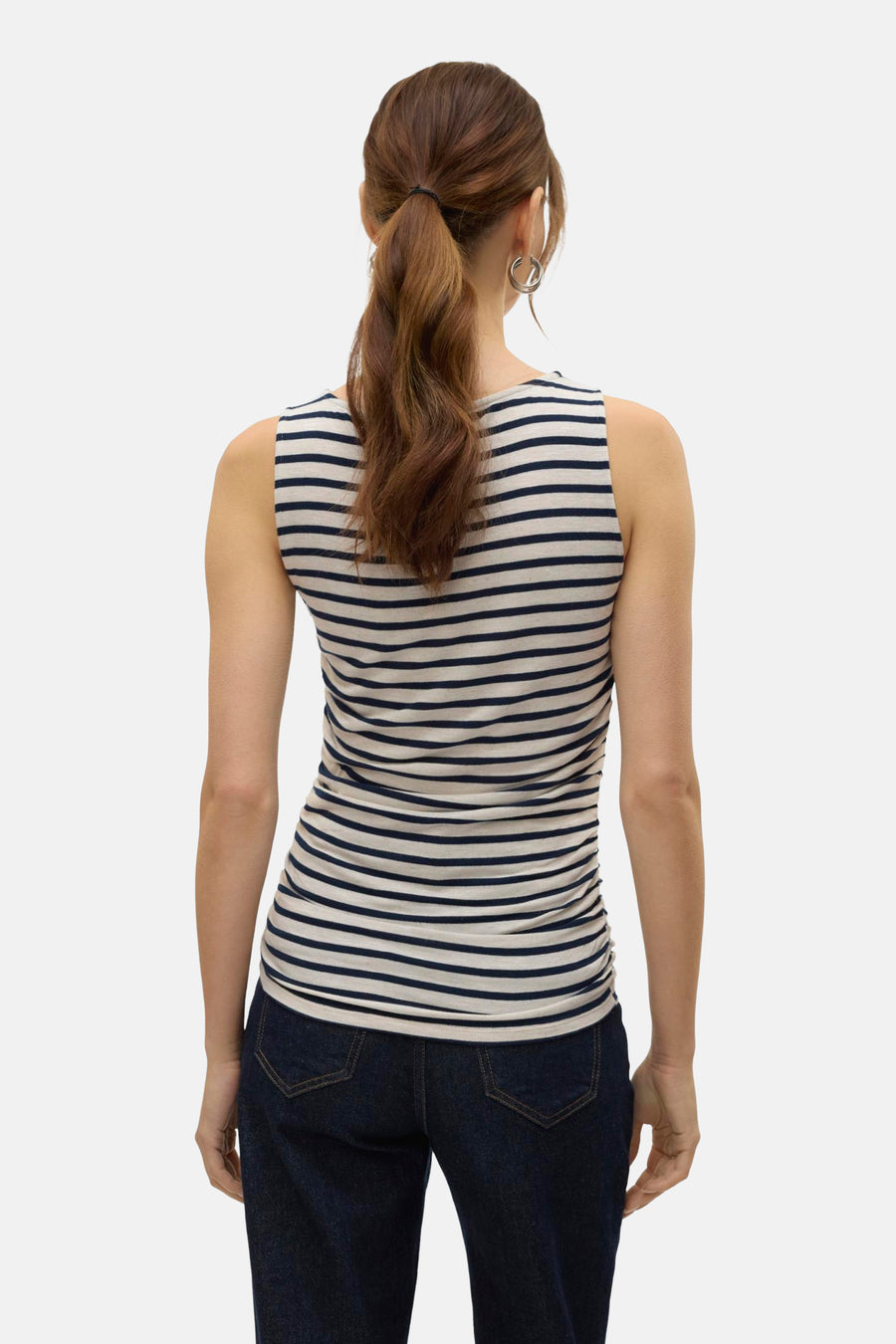 Top sans manches bleu rayé de VERO MODA, porté avec un jean bleu foncé, vue de dos.
