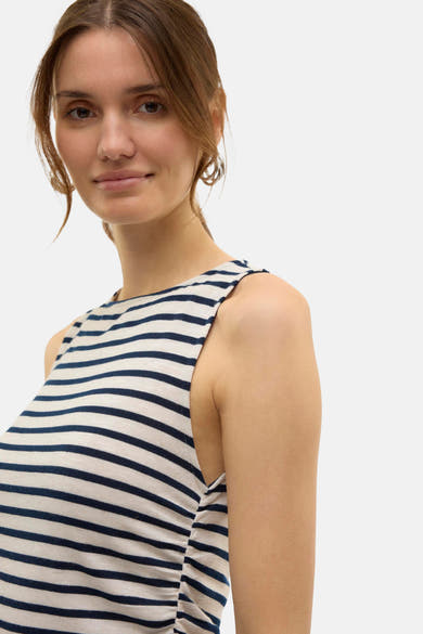 Blauw mouwloos topje, van VERO MODA, met horizontale strepen en ronde hals, gedragen door een vrouw.