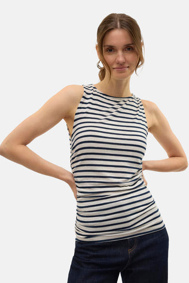 Blauw mouwloos topje van VERO MODA met horizontale strepen, gedragen met een donkerblauwe jeans.