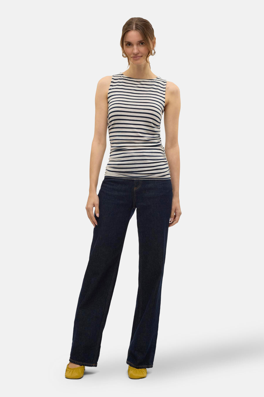 Blauw mouwloos topje van VERO MODA, met horizontale strepen, gedragen met een high-waisted jeans en gele ballerina's.