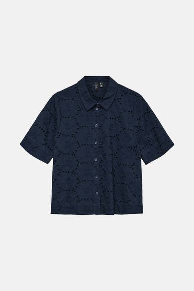 Blauwe blouse met korte mouwen van Vero Moda, versierd met bloemenbroderie en knoopsluiting.