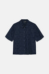Blauwe blouse met korte mouwen van Vero Moda, versierd met bloemenbroderie en knoopsluiting.