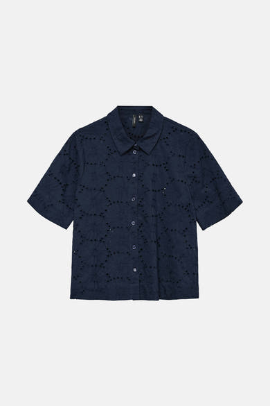 Chemisier bleu à manches courtes par Vero Moda, orné de broderie anglaise florale et fermeture boutonnée.
