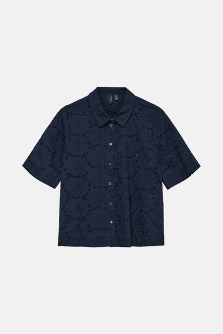 Chemisier bleu à manches courtes par Vero Moda, orné de broderie anglaise florale et fermeture boutonnée.
