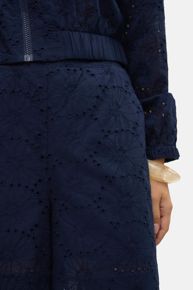 Korte blauwe short met ajourpatroon van VERO MODA, ritssluiting en manchet versierd met een doorschijnende band.