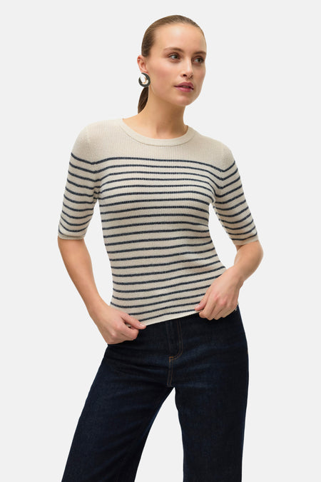 Beige gestreepte trui met ronde hals van VERO MODA®, gedragen met een donkerblauwe jeans.