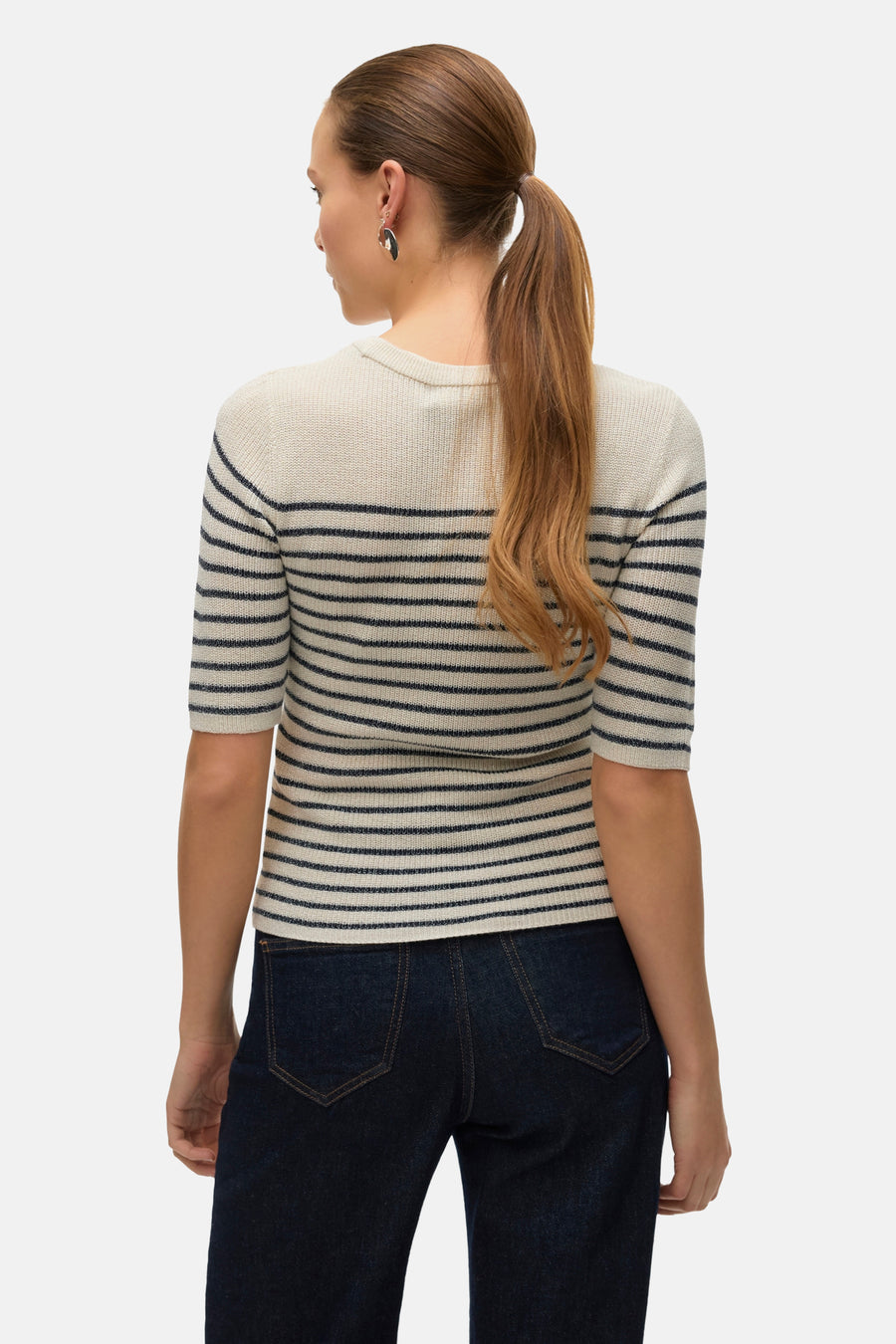 Pull à col rond beige de VERO MODA, rayé horizontalement avec des jeans bleu marine.