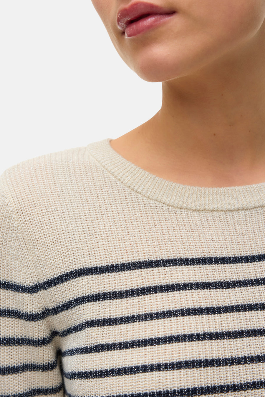 Pull à col rond beige par VERO MODA, à rayures bleu marine et détails scintillants.