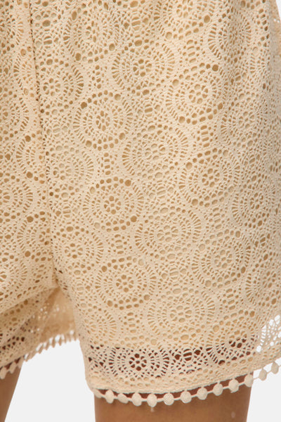 Short beige en dentelle de VERO MODA®, avec bordure à pompons décorative.