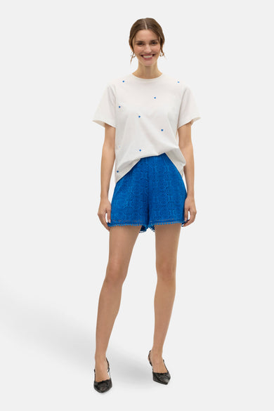 Kort blauw kanten broekje van VERO MODA, met kwastjesrand.