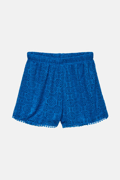 Kort blauw kanten broekje van VERO MODA versierd met kleine decoratieve bolletjes aan de rand