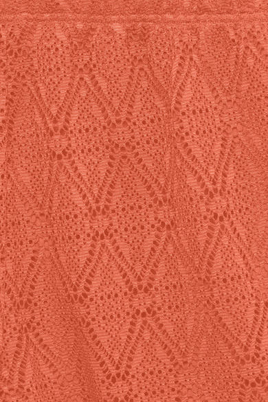 Short orange de VERO MODA, gros plan sur un tissu en dentelle à motif losange texturé.