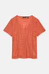 T-shirt orange de VERO MODA en dentelle crochetée avec col en V et manches courtes.