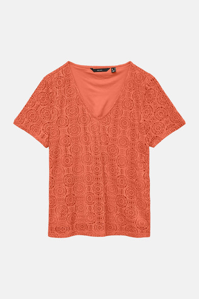 Oranje T-shirt van VERO MODA in gehaakte kant met V-hals en korte mouwen.