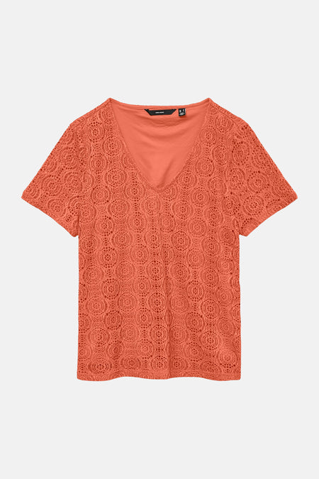 T-shirt orange de VERO MODA en dentelle crochetée avec col en V et manches courtes.