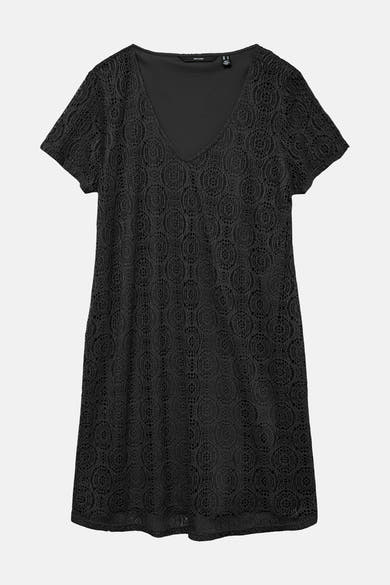Zwarte jurk met korte mouwen van VERO MODA, in kant met cirkelvormig patroon, op een effen achtergrond.