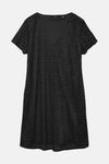 Zwarte jurk met korte mouwen van VERO MODA, in kant met cirkelvormig patroon, op een effen achtergrond.