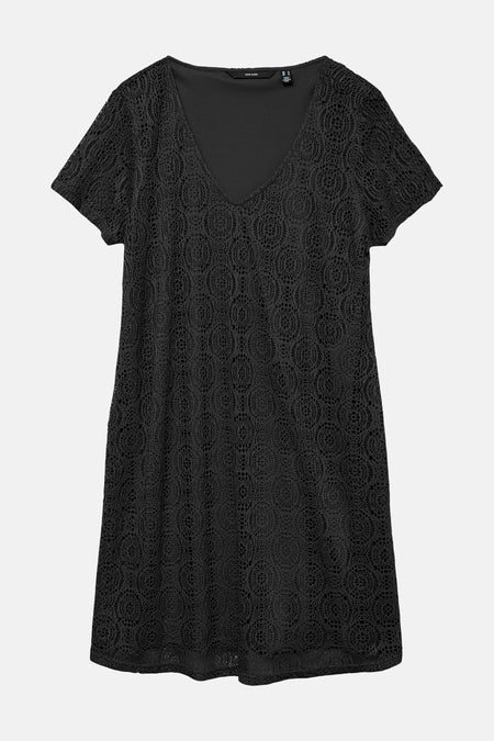 Zwarte jurk met korte mouwen van VERO MODA, in kant met cirkelvormig patroon, op een effen achtergrond.