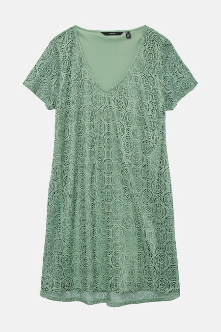 Groene jurk met korte mouwen van VERO MODA, van delicate kant met cirkelvormige patronen.