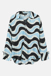 Multikleuren overhemd met lange mouwen van Vero Moda met een zwart, wit en blauw golvend patroon en geknoopte manchetten.