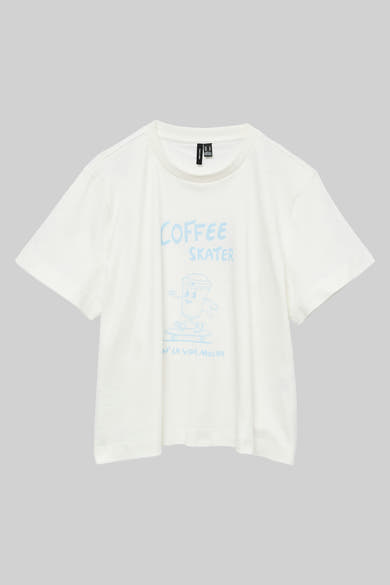 T-shirt blanc à manches courtes de VERO MODA avec un imprimé café skateur bleu clair.
