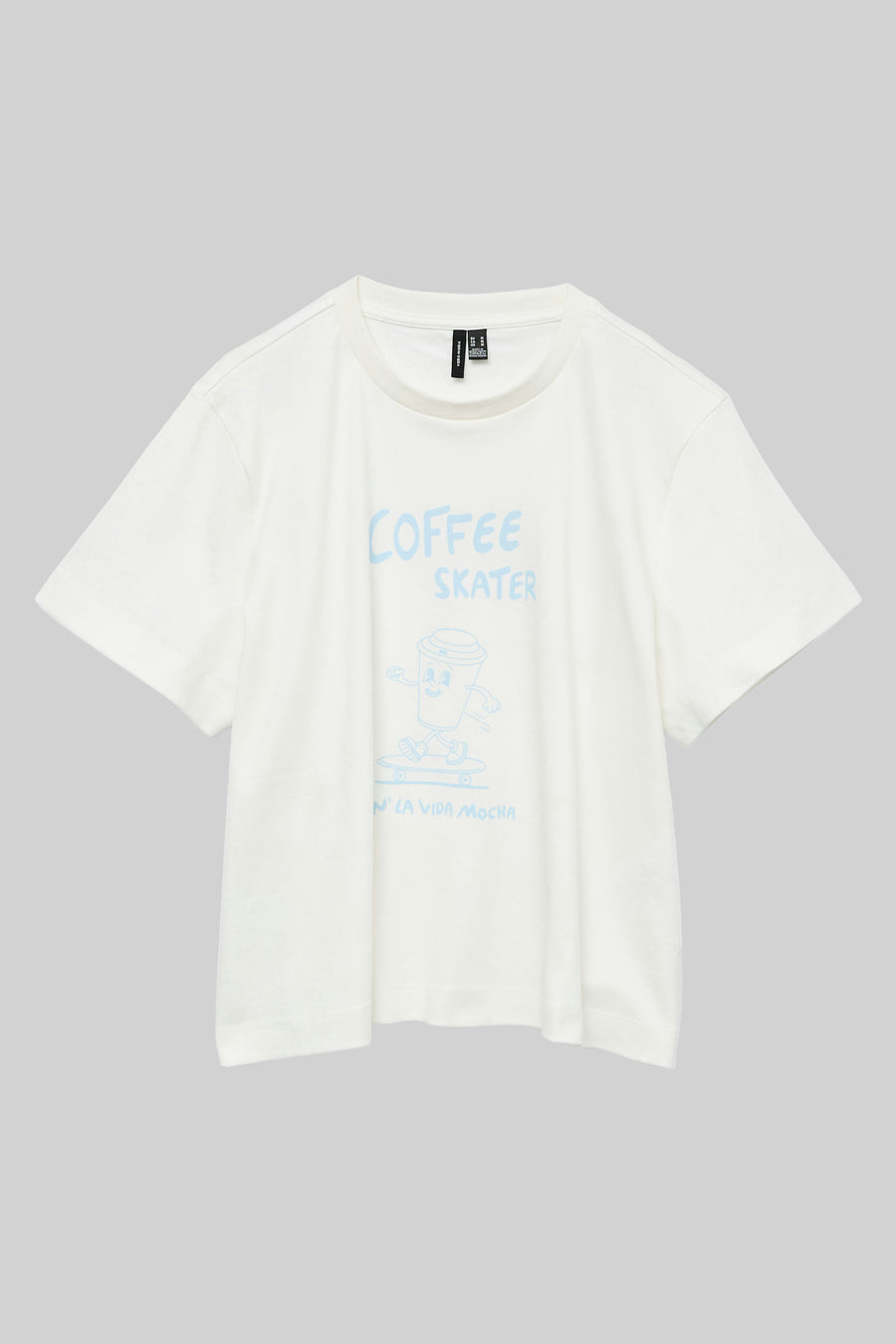 T-shirt blanc à manches courtes de VERO MODA avec un imprimé café skateur bleu clair.
